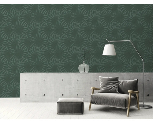 Woonkamer met patroonbehang, fauteuil en staande lamp