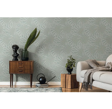 Woonkamer met palmbladbehang, dressoir en bank