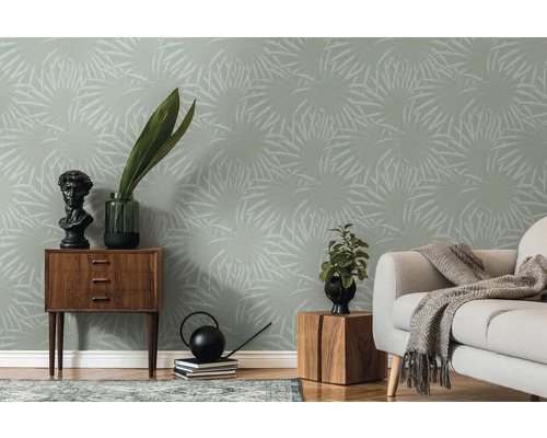 Woonkamer met palmbladbehang, dressoir en bank