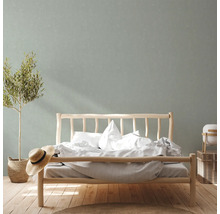 Lichte slaapkamer met houten bed, plant en neutrale decoratie