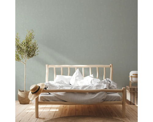 Lichte slaapkamer met houten bed, plant en neutrale decoratie