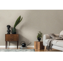 Woonkamer met bank, houten tafel, houten commode en decoratie