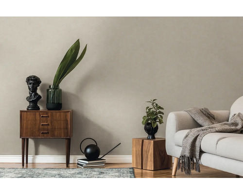 Woonkamer met bank, houten tafel, houten commode en decoratie