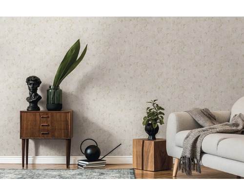 Woonkamer met gedessineerd behang, bank en decoratie