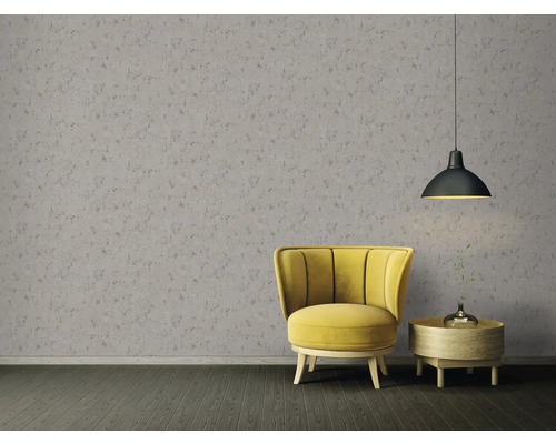 Kamer met structuurbehang, fauteuil en lamp