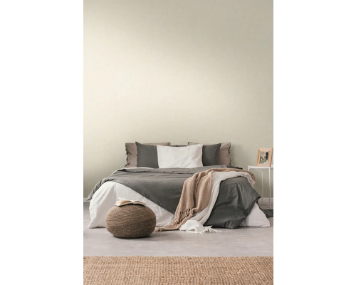 Slaapkamer met tweepersoonsbed, kruk en vloerkleed