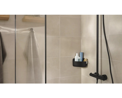 Lichte badkamer met douche, opbergmand en handdoeken