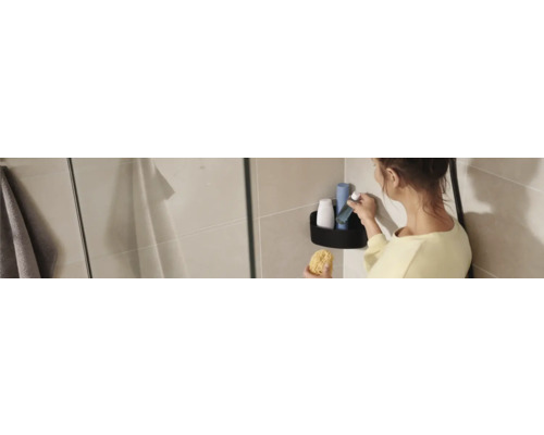 Vrouw met badspons en douchegel in badkamerplank