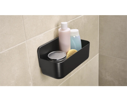 Zwart badkamerrek met toiletartikelen aan de muur