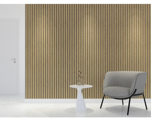 Kamerweergave met wandpanelen, fauteuil en tafel