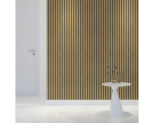Wanddecoratie met houten panelen in een interieur naast een deur en een tafel.