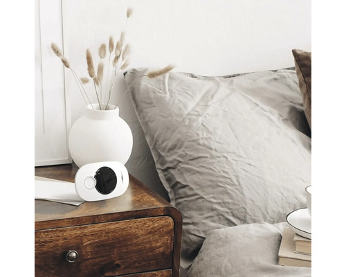 Scene met een witte lichtwekkerlamp op een nachtkastje