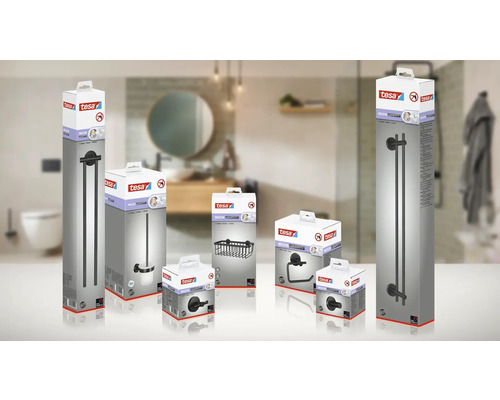Selectie van Tesa Moon badkameraccessoires in productverpakkingen voor een badkamerachtergrond.
