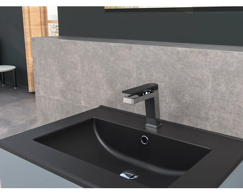 Zwarte wastafel met kraan in de badkamer