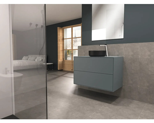 Moderne badkamer met wastafel, spiegel en inloopdouche