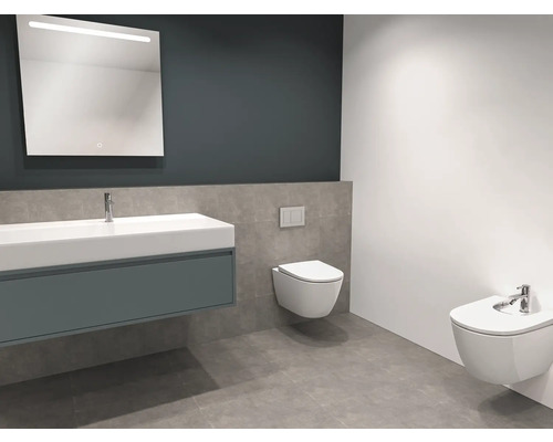 Moderne badkamer met wastafel, verlichte spiegel, wandcloset en bidet.