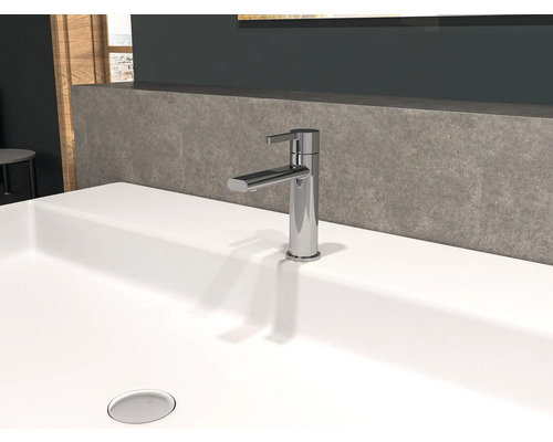 Op een wastafel bevindt zich een kraan.