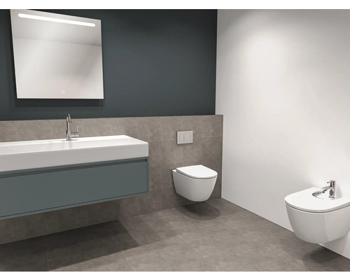 Moderne badkamer met wastafel, spiegel, toilet en bidet