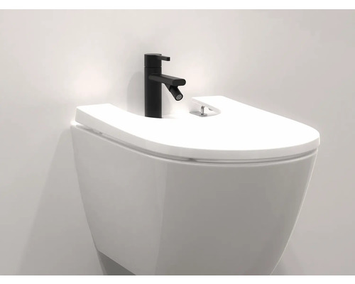 Wandbidet met zwarte kraan