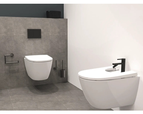 Badkamer met wandcloset en bidet in wit met kraan in zwart.