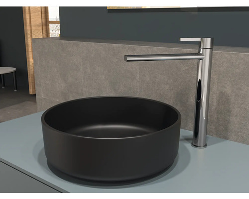 Zwarte opzetwastafel met chromen kraan