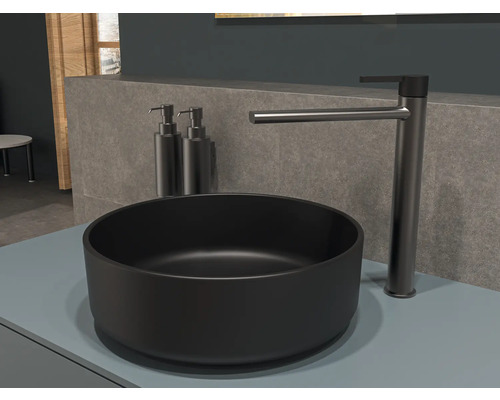 Zwarte opzetwastafel met kraan en twee zeepdispensers in de badkamer