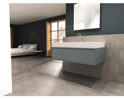 Badkamer met wastafel, spiegel en bed