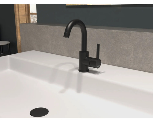 Zwarte wastafelmengkraan op een witte wastafel