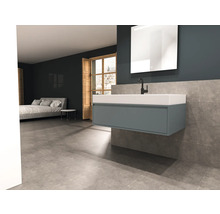 Moderne badkamer met wastafel, spiegel en bed op de achtergrond