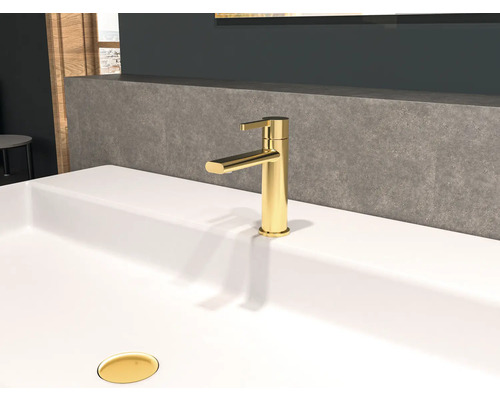 Wastafel met goudkleurige kraan