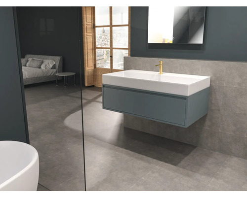 Moderne badkamer met wastafelonderkast, spiegel en tegels