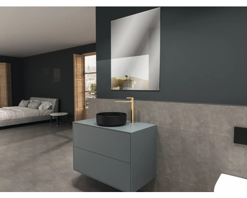 Moderne badkamer met wastafel, waskom, spiegel en kraan