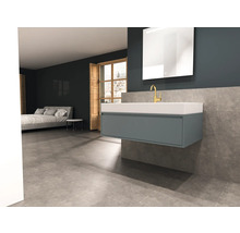 Moderne badkamer met wastafel, spiegel en bed op de achtergrond