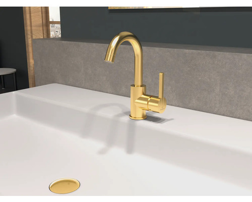 Metalen wastafelkraan in de badkamer