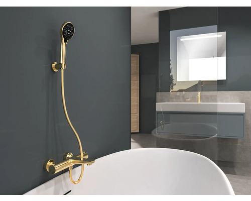 Badkamer met gouden douchearmatuur en wastafel