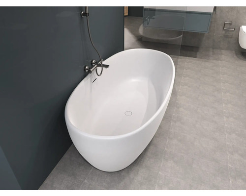 Vrijstaand bad met kraan in een badkamer