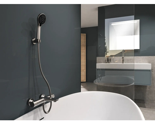 Badkamer met kraan, handdouche en bad