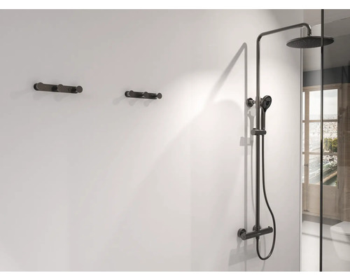 Badkameroverzicht met douchearmatuur en twee handdoekhouders