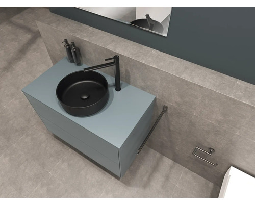 Badkamer met opzetwastafel, wastafelonderkast, kraan, zeepdispenser, handdoekhouder en toiletpapierhouder