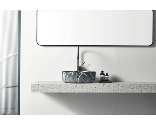 Moderne badkamer met marmeren wastafel, kraan en spiegel