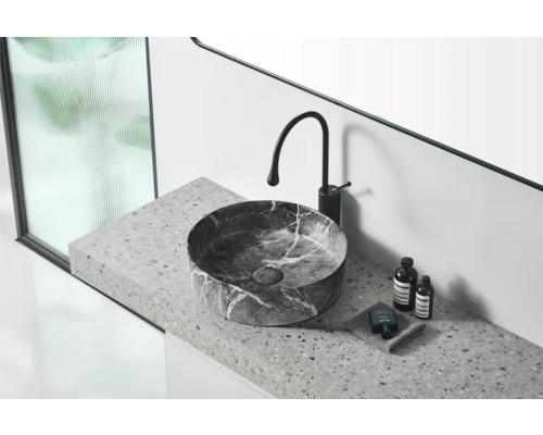 Badkamer wastafelmeubel met opzetwastafel van marmer en kraan