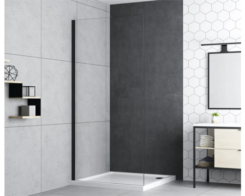 Badkamer met douchecabine en wastafel