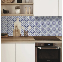 Keukenachterwand met blauw-wit tegelpatroon boven een werkblad