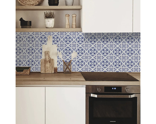 Keukenachterwand met blauw-wit tegelpatroon boven een werkblad