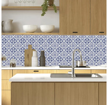 Keukenscène met blauw-wit betegelde stickers als spatbescherming