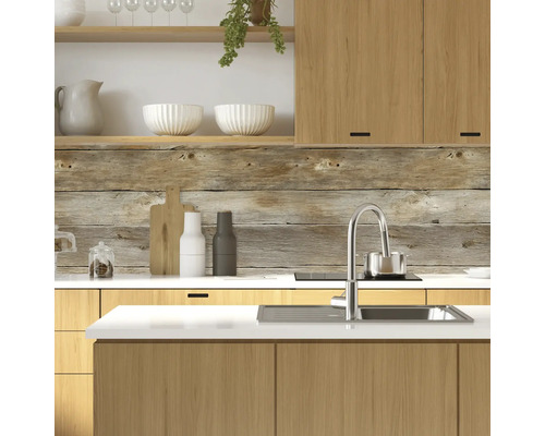 Keukenscène met houten kast, spoelbak en houten wandpanelen