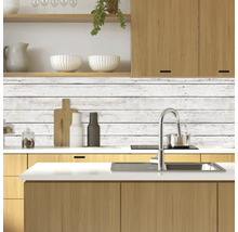 Keukenscène met houten accenten en witte houten wand