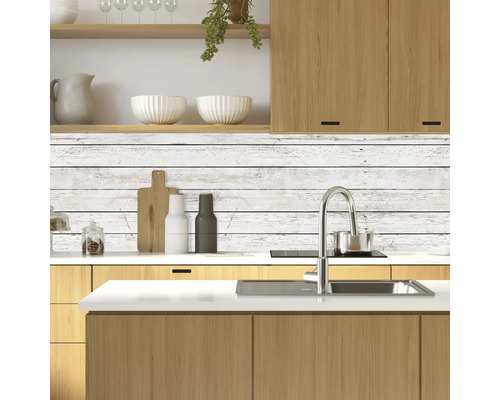 Keukenscène met houten accenten en witte houten wand