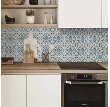 Keukenachterwand met blauw tegeldecor achter een keukenblok
