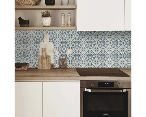 Keukenachterwand met blauw tegeldecor achter een keukenblok